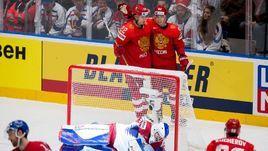 13 мая. Братислава. Россия - Чехия - 3:0. Никитай Зайцев (№22) поздравляет Никиту Гусева (№97) с заброшенной шайбой в ворот чехов..