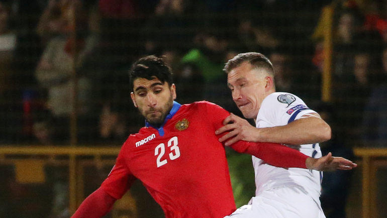 26 марта. Ереван. Армения - Финляндия - 0:2. Арас Езбилис в борьбе с соперником. Фото REUTERS 26 марта. Ереван. Армения - Финляндия - 0:2. Арас Езбилис в борьбе с соперником. Фото REUTERS