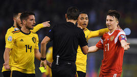 21 марта. Брюссель. Бельгия - Россия - 3:1. Главный судья матча Овидиу Хацеган (в центре) выносит предупреждение Александру Головину (справа). Какие правила игры в футбол будут актуальны в июне?