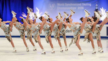 Участницы команды по синхронному фигурному катанию "Парадиз" во время выступления.