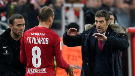 Денис Глушаков (№8) и Массимо Каррера (справа).