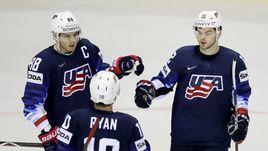 Патрик Кейн празднует гол с партнерами по команде.