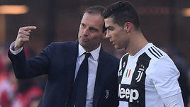 26 декабря 2018 года. Бергамо. "Аталанта" - "Ювентус" - 2:2. Массимилиано Аллегри дает указания Криштиану Роналду.