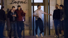 Сборная России по хоккею у ресторана в Братиславе.