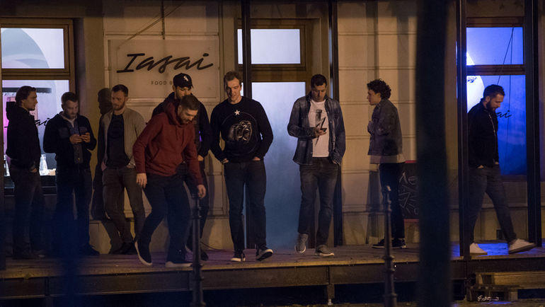 Сборная России по хоккею у ресторана в Братиславе. Фото sport24.pluska.sk Сборная России по хоккею у ресторана в Братиславе. Фото sport24.pluska.sk