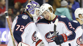 9 ноября 2018 года. Вашингтон. "Вашингтон" - "Коламбус" - 1:2. Артемий Панарин поздравляет Сергея Бобровского с победой.