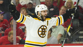 16 мая. Роли. "Каролина" - "Бостон" - 0:4. Патрис Бержерон празднует заброшенную шайбу.