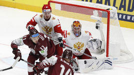 18 мая. Братислава. Латвия - Россия - 1:3. Дмитрий Орлов защищает ворота Андрея Василевского.