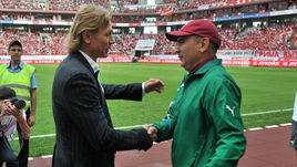 18 августа 2013 года. Москва. "Спартак" - "Рубин" - 0:0. Валерий Карпин и Курбан Бердыев перед началом встречи.