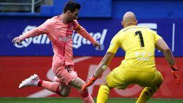 19 мая. Эйбар. "Эйбар" - "Барселона" - 2:2. Лионель Месси в игровом эпизоде против Марко Дмитровича.