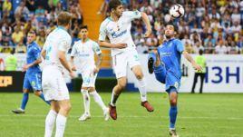 19 мая. Ростов-на-Дону. "Ростов" - "Зенит" - 1:0. Леон Мусаев в игровом эпизоде против Ивелина Попова.