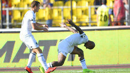 19 мая. Тула. "Арсенал" - "Краснодар" - 0:3. Виктор Классон поздравляет с голом Ари.