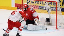 19 мая. Братислава. Швейцария - Россия - 0:3. Никита Кучеров забрасывает шайбу в ворота швейцарцев.