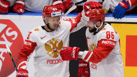 19 мая. Братислава. Швейцария - Россия - 0:3. Евгений Дадонов поздравляет Никиту Кучерова с заброшенной шайбой.