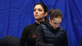 19 марта. Москва. Алина Загитова и Евгения Медведева перед началом выступлений.