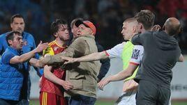 15 мая. Тула. "Арсенал" - "Урал" - 2:2. Президент "Урала" Григорий Иванов (в центре) гасит страсти: Резиуан Мирзов (второй слева) и Владимир Ильин (второй справа) не успели выяснить отношения после матча.