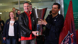 20 мая. Шереметьево. Генеральный директор ПБК ЦСКА Андрей Ватутин и главный тренер Димитрис Итудис с главным европейским баскетбольным трофеем.