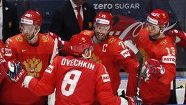 15 мая. Братислава. Россия - Италия - 10:0. Александр Овечкин принимает поздравления после гола.