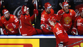 21 мая. Братислава. Швеция – Россия – 4:7. Дмитрий Орлов (№9) принимает поздравления от партнеров.