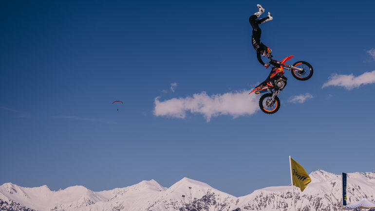 Алексей Колесников первым среди россиян выполнил на мотоцикле бэкфлип (сальто назад) длиной 35 метров. Алексей Колесников первым среди россиян выполнил на мотоцикле бэкфлип (сальто назад) длиной 35 метров.