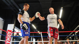 28 февраля 2017 года. Москва. Александр Сарнавский (слева) на тренировке Александра Шлеменко.