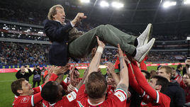 22 мая. Самара. "Локомотив" - "Урал" - 1:0. Игроки подбрасывают главного тренера команды Юрия Семина после победы.