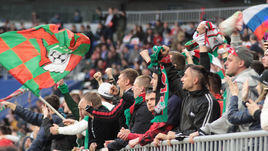 22 мая. Самара. "Локомотив" - "Урал" - 1:0. Болельщики московского клуба во время матча.