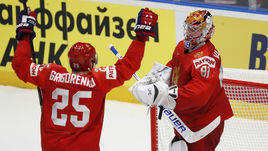 23 мая. Братислава. Россия - США - 4:3. Михаил Григоренко и Андрей Василевский празднуют победу в матче.