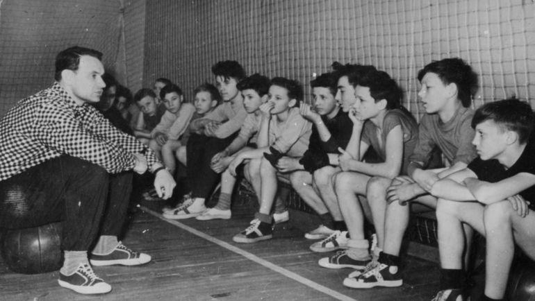 Константин Бесков - тренер ФШМ. Фото из архива семьи Константина Бескова Константин Бесков - тренер ФШМ. Фото из архива семьи Константина Бескова