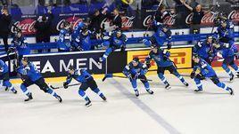 23 мая. Кошице. Финляндия – Швеция – 5:4 ОТ. Финские хоккеисты радуются победной шайбе.