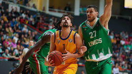 24 мая. Казань. УНИКС – ХИМКИ – 98:103. Алексей Швед в единоборстве против Андрея Кощеева.