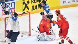 25 мая. Братислава. Россия - Финляндия - 0:1. Капитан финской сборной Марко Анттила (слева) празднует победную шайбу.