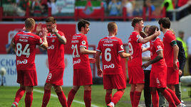 26 мая. Москва. "Локомотив" – "Уфа" – 1:0. Мануэл Фернандеш (№4) и его команда празднуют победный гол.