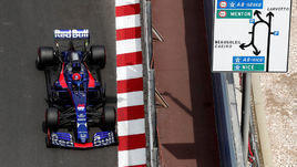 26 мая. Монако. Даниил Квят на трассе во время "Гран-при Монако".