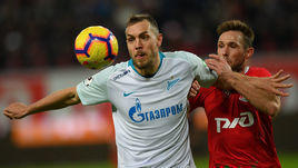 7 апреля. Москва. "Локомотив" - "Зенит" - 1:1. Артем Дзюба (слева) и Мачей Рыбус: зенитовцы и железнодорожники гарантировали себе участие в Лиге чемпионов. "Краснодару" нужно пройти две стадии отбора.