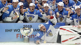 26 мая. Братислава. Канада - Финляндия - 1:3. Финские хоккеисты после церемония награждения.