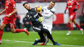 17 марта. Москва. "Локомотив" - "Краснодар" - 1:0. Дмитрий Скопинцев (справа) против Гильерме: железнодорожники опередили "быков" в споре за серебро и место в группе Лиги чемпионов.