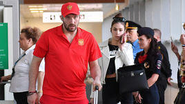 27 мая. Шереметьево. Александр Овечкин и Анастасия Шубская после возвращения из Братиславы в Москву.