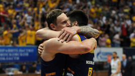 29 мая. Химки. "Химки" – УНИКС – 92:91. Игроки подмосковной команды празднуют выход в финал.