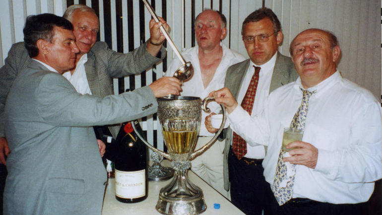 Шампанское из очередного победного Кубка. Профессор Демури Киртадзе (справа) со своими друзьями. Шампанское из очередного победного Кубка. Профессор Демури Киртадзе (справа) со своими друзьями.