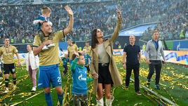 12 мая. Санкт-Петербург. "Зенит" - ЦСКА - 3:1. Артем Дзюба с женой и детьми перед церемонией награждения золотыми медалями чемпионата России-2018/19.