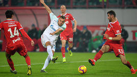 Единственным клубом, футболисты которого не проголосовали за Дзюбу ни разу - "Локомотив". На фото - Артем Дзюба против Ведрана Чорлуки и Соломона Кверквелии.