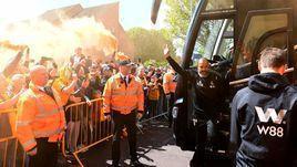 Главный тренер "Вулверхэмптона" Нуну приветствует болельщиков.