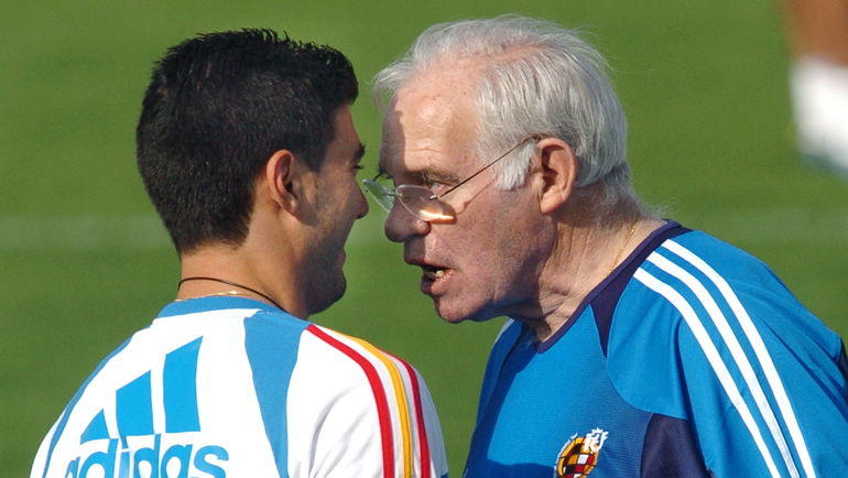 Хосе Антонио Рейес и Луис Арагонес на тренировке сборной Испании. Фото 20 minutos.es Хосе Антонио Рейес и Луис Арагонес на тренировке сборной Испании. Фото 20 minutos.es