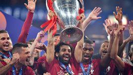 1 июня. Мадрид. "Тоттенхэм" - "Ливерпуль" - 0:2. Мохамед Салах поднимает кубок Лиги чемпионов.