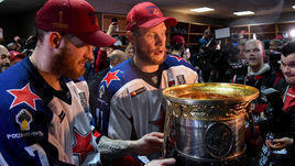 Иван Телегин (слева) и Сергей Андронов с Кубком Гагарина.