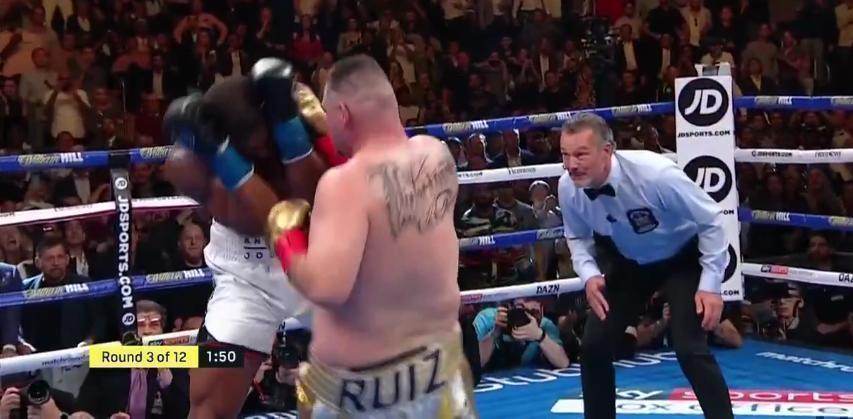 Джошуа ловит соперника на контратаке. Джошуа ловит соперника на контратаке.