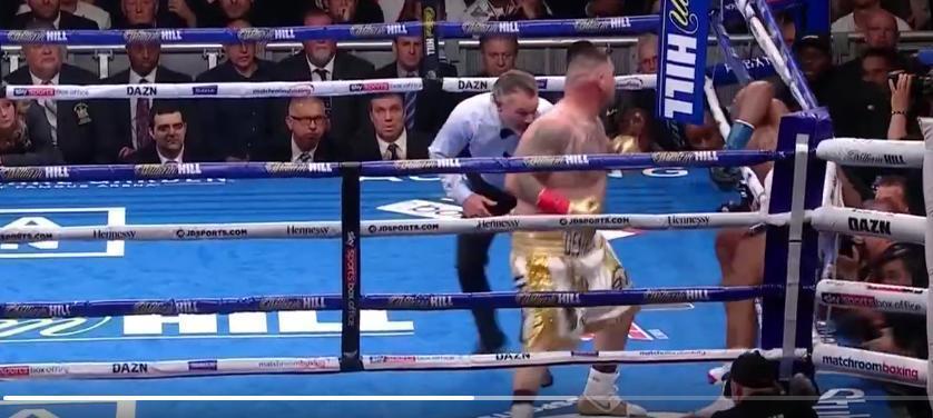 Руис зажимает Джошуа у канатов. Руис зажимает Джошуа у канатов.