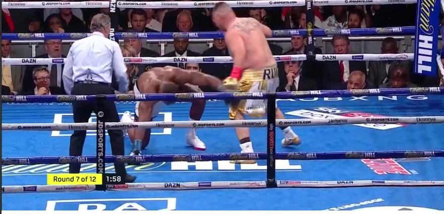 Судья останавливает бой. Судья останавливает бой.