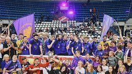 31 мая. Москва. "Спартак" - "Чеховские медведи" - 23:27. Гандболисты подмосковного клуба разделили радость чемпионской победы со своими болельщиками.